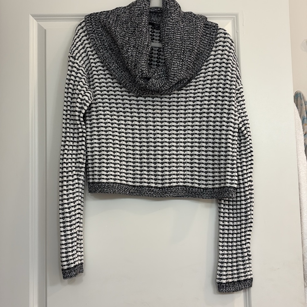 Guess Black and white cowl neck sweater cropped size XL